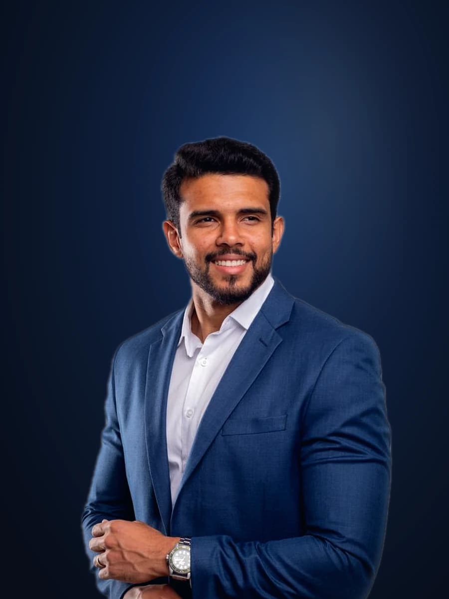 Lucas Gomes, consultor de negócios e carreiras, de braços cruzados